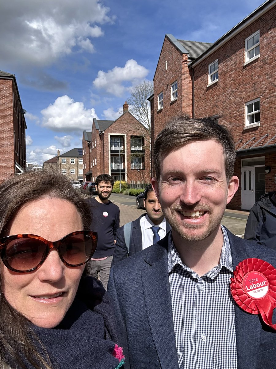 Beautiful day in sunny 🌞 Whetstone, lots of chats with residents about @Dan4Barnet, the fabulous local councillors @ellarachelrose @vellstells. Great to meet so many families whose children are now receiving free school meals because of @SadiqKhan. It makes such a difference.