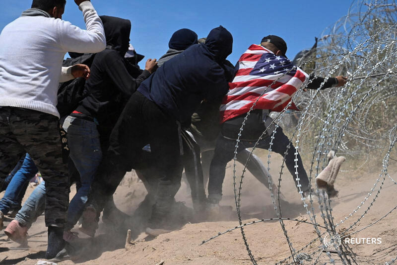 reuterspictures's tweet photo. Migrants try to cross concertina wire at the U.S.-Mexico border near El Paso, Texas. More photos of the week: https://t.co/39CSRRKuIx 📷 Justin Hamel https://t.co/yagjE2RVMX