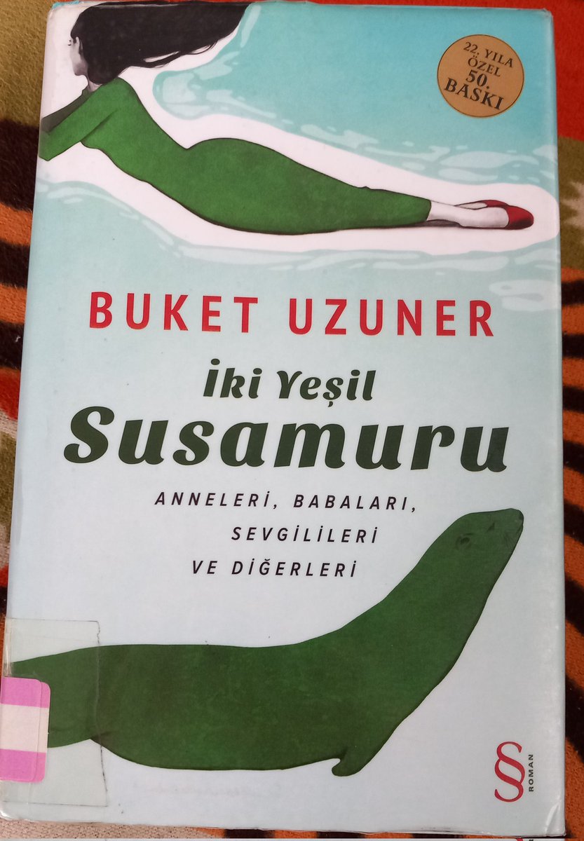 'Çabuk sevenler, çabuk kanı ısınanlar böyledir; çabucak da bırakırlar' 296. sayfa 📝 İlgi çekici bir yapısı var kitabın. İyi ki okumuşum dediklerimden. Altını çizdiğim birçok cümle var. Buket Uzuner iyi ki yazmış 🍀