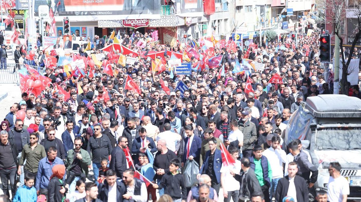 Ellerinde bayraklarıyla, omuzlarına aldıkları evlatlarıyla…
Kimisi bastonu, kimisi kolundaki refakatçisiyle…

Bu meydanları dolduran Kahramankazan’ım!
Binlerce adımız! Ancak tek yüreğiz!

Kahramankazan için ‘Bir’iz 
Kahramankazan Biz’iz…