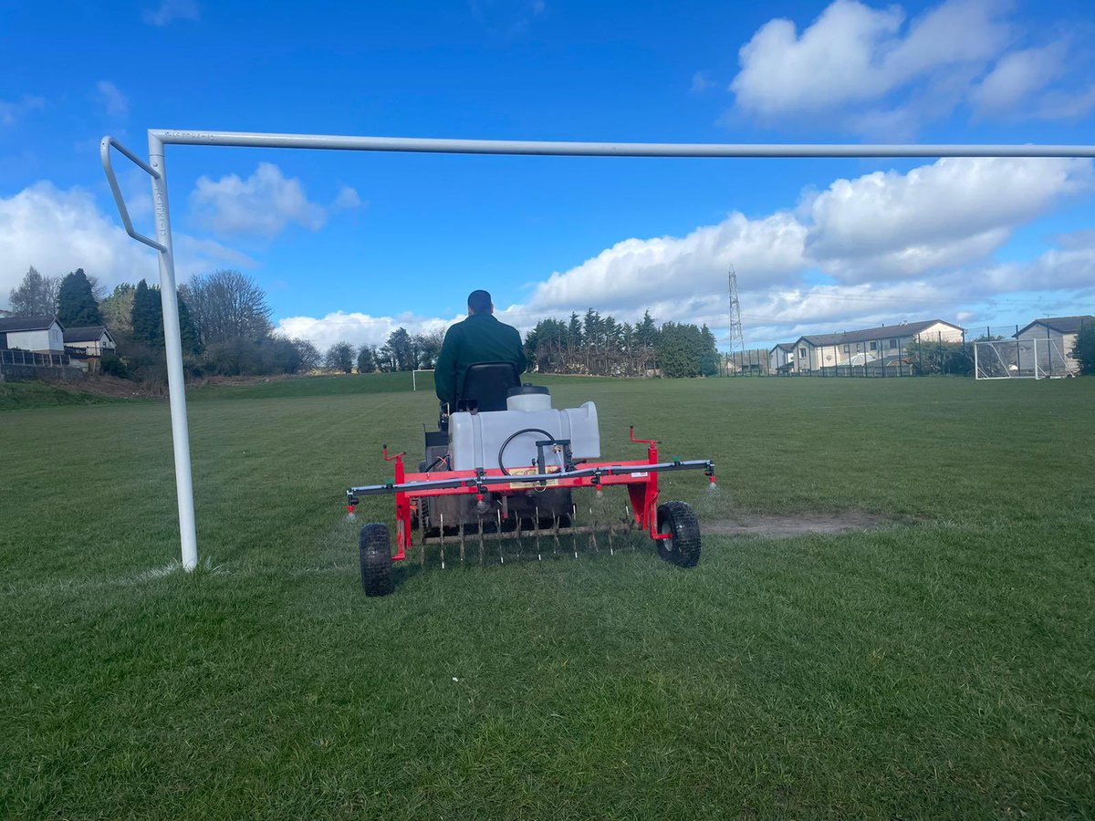 Halkynutdjunio2's tweet photo. Busy morning at the ground with our Groundsman @pricey895 using the recently purchased equipment provided by grants from the @FAWales ⚽️⚽️⚽️👏👏👏🏴󠁧󠁢󠁷󠁬󠁳󠁿🏴󠁧󠁢󠁷󠁬󠁳󠁿 https://t.co/hdGfNiWD56