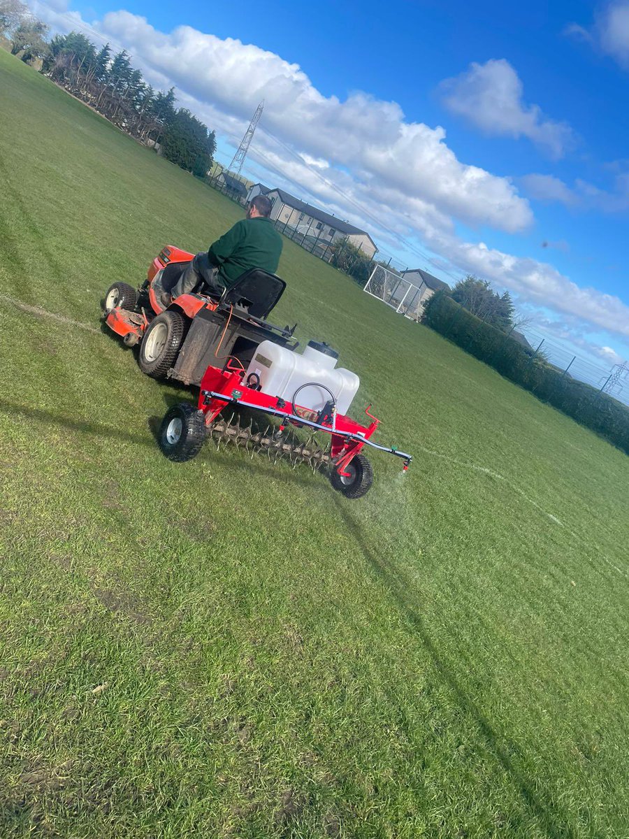 Halkynutdjunio2's tweet photo. Busy morning at the ground with our Groundsman @pricey895 using the recently purchased equipment provided by grants from the @FAWales ⚽️⚽️⚽️👏👏👏🏴󠁧󠁢󠁷󠁬󠁳󠁿🏴󠁧󠁢󠁷󠁬󠁳󠁿 https://t.co/hdGfNiWD56