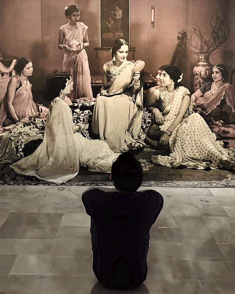 kovidgupta's tweet image. A filmmaker’s job is never easy 😉 Ensuring the shot looks perfect with the doyen of Hindi cinema, #DevikaRani , at the #BombayTalkies studio… circa 1935! 

Thank you @CSMVSmumbai @JNAF_Mumbai @WirschingArch
