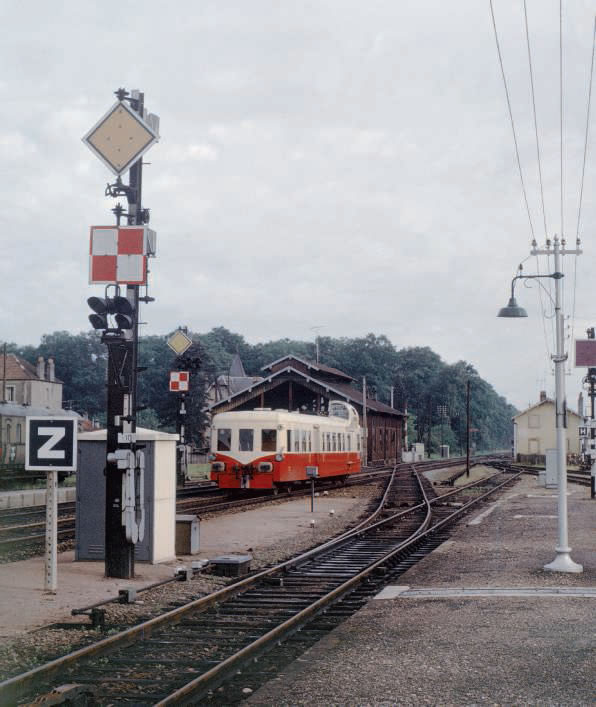 #PortdAtelierAmance fut un pôle entre Culmont-Chalindrey et Vesoul sur Paris-Est - Mulhouse ; ce n'est plus le cas. Ateliers SNCF, nœud ferroviaire, gare irriguaient le territoire ici en 65: un #Picasso #X3800 vers Aillevillers (Epinal).
Photo et source: laviedurail.com