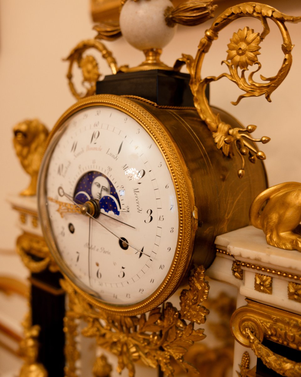 🕰️ The precious #clocks in #Schönbrunn not only mark the passage of hours but serve as guardians of #moments. Speaking of time, as Sunday approaches - don't forget to set your clocks one hour forward again. ✨ 💛 #SchönbrunnWaitsForYou 📷 © SKB