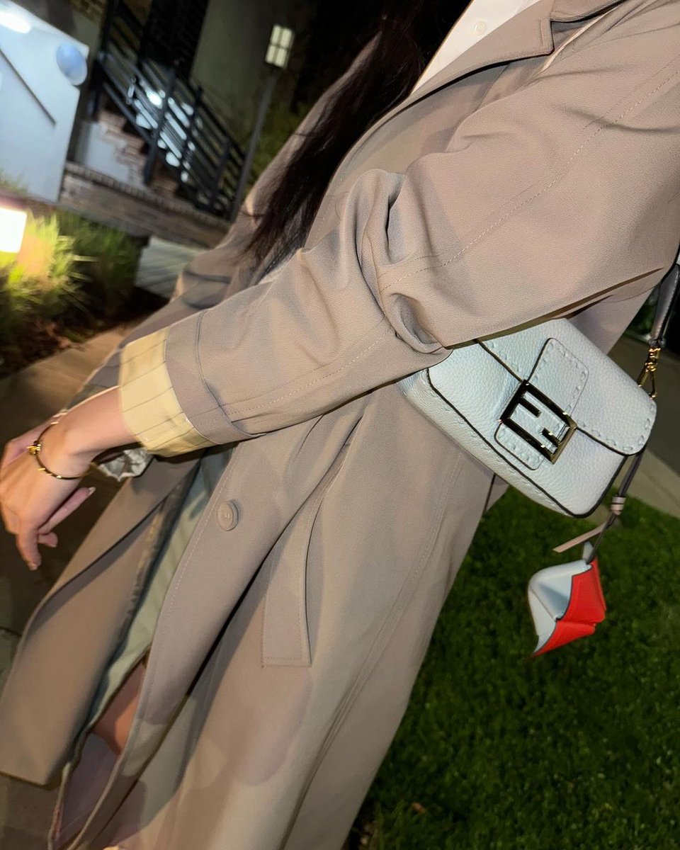 This very calm and beautiful night, as well as the beautiful weather, made me want to go for a walk in my amazing Fendi outfit ❤️‍🔥✨

#AD #SELENE #FendiSS24 #our_rêves