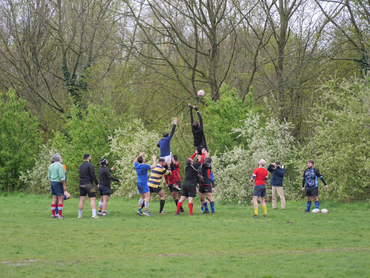 Et comme tous les samedis matin, les Coqs Festifs sont sur le terrain pour leur samedi #Rugby au stade Pershing de Vincennes 🐓🏉♥️🏳️‍🌈🏳️‍⚧️