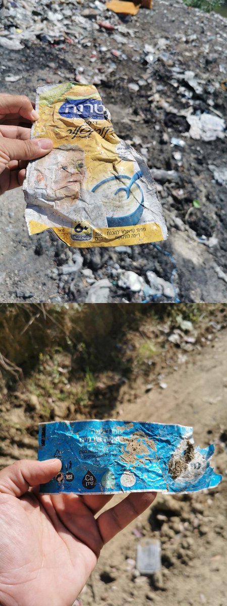 metcihan's tweet photo. Bitmiyorlar. Yetişemiyorum. Her yerden çıkıyorlar. 

İsrail'in çöpünü alıp Adana'da doğaya salan Akbulut Plastik'in sahibi Mustafa Akbulut Adana Seyhan'da Ak Parti'den aday olmuş. 

Şirketin arkasındaki etkili isim olan Ömer Çelik, dün, "Gazze'yi en çok biz destekliyoruz" diye açıklama yapmıştı. 

Çöpünü almak nedir? Siz de buna anlam vermekte zorlanıyorsunuz değil mi? Anlatayım. 

İsrail (ve Avrupa ülkeleri) doğaya zararlı atıkları, kendi topraklarında imha etmek ya da dönüştürmek istemiyorlar. Çünkü toprağa, suya ve havaya zarar veriyor. Zehirli kimyasallar salınıyor. Yasaları buna izin vermiyor.

Nasıl bir çözüm buluyorlar? Gemilere yükleyip Türkiye'ye gönderiyorlar. Bizim firmalar küçük bir kısmını geri dönüşümde kullanıp, gerisini çimento fabrikalarında yakıyorlar. Yani İsrail'in çöpünü alıp çimento fabrikalarında yakıp, ürettiğimiz çimentoyu İsrail'e gönderiyoruz. Bu çimentolar Gazze işgalinde de kullanılıyor. 

Rezalet bununla da bitmiyor.

Yakmak da doğaya zararlı. Ama biraz masrafı olduğu için çoğu zaman onu bile yapmıyorlar. Daha da zararlısını yapıyorlar. Bu çöpü, özellikle Adana'da, doğaya döküyorlar. Adanalılar biliyor ve görüyor. O İsrail çöplerine örnek bir fotoğraf da ekliyorum. 

Evet bu ticaretten büyük kârlar elde ediyorlar. Yetmiyor, üstüne devlet teşviği alıyorlar.

Böyle kirli bir düzen.

Yanlışım varsa düzeltsinler @omerrcelik @M_akbulut01