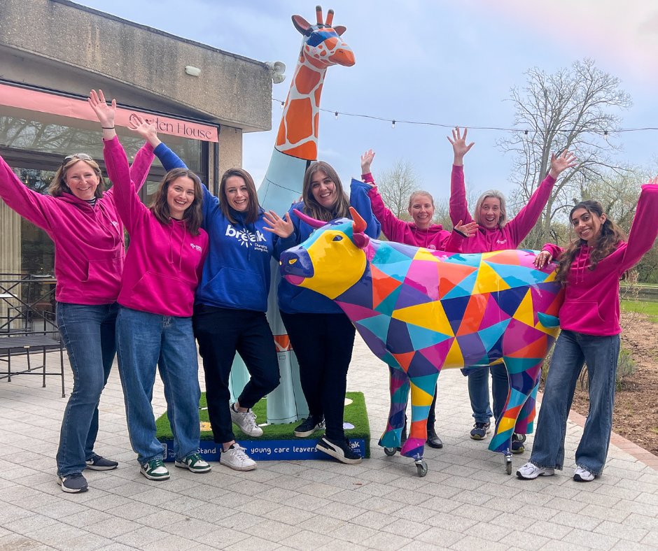 It’s Oxford v Cambridge #BoatRace day! 🚣 So it’s only right that Oxley and the team went to visit ‘Boaty' on the @BreakTrailCambs art trail to celebrate these two great cities. 🦒 We can’t wait to see you at OxTrail in the summer. ☀️ #BeMoreGiraffe #oxtrail2024