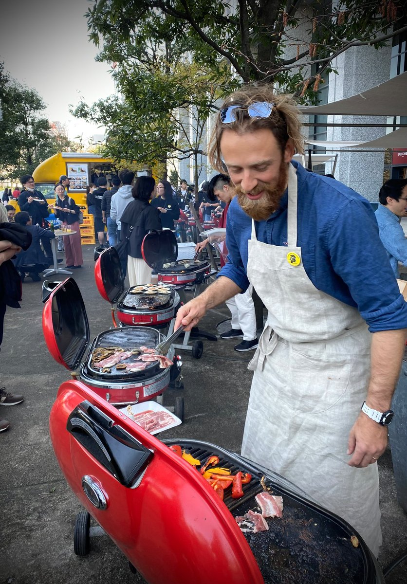 HIDEO_KOJIMA_EN's tweet photo. Kean, our animator. He took on the barbecue challenge with an apron his wife gave him for Christmas! No wonder he’s good at BBQ!👍🫶 https://t.co/LNCBD4hvQ3