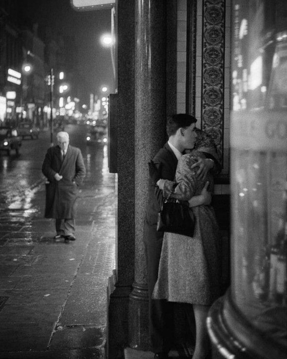 "Amar con locura tal vez sea falta de sabiduría, pero no hay falta de sabiduría más grave que no amar en absoluto”. Katherine Mansfield
📷Philip Jones Griffiths