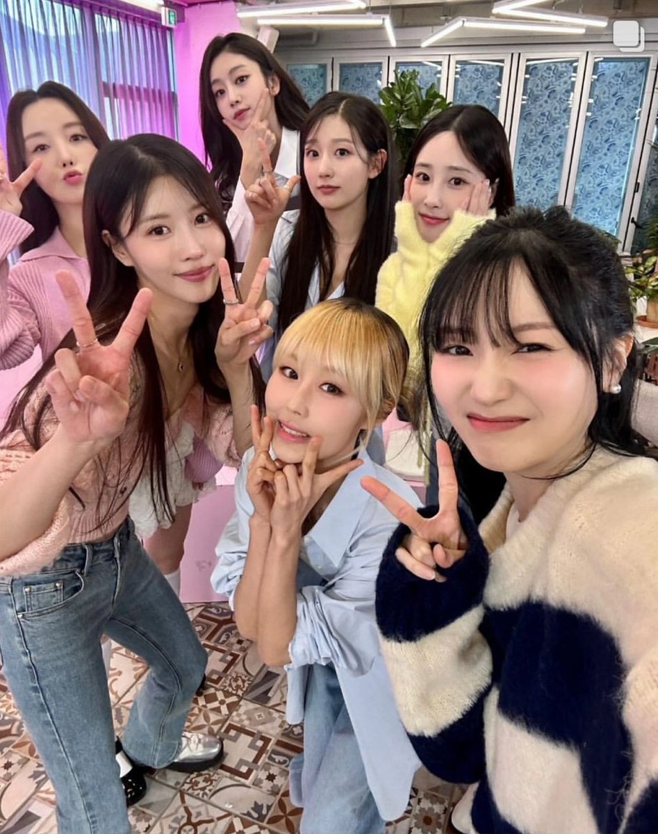 aim4thetop12's tweet photo. 오랜만에 러블리즈!
러블리즈 뽀에버!! https://t.co/bQFj0grGFV