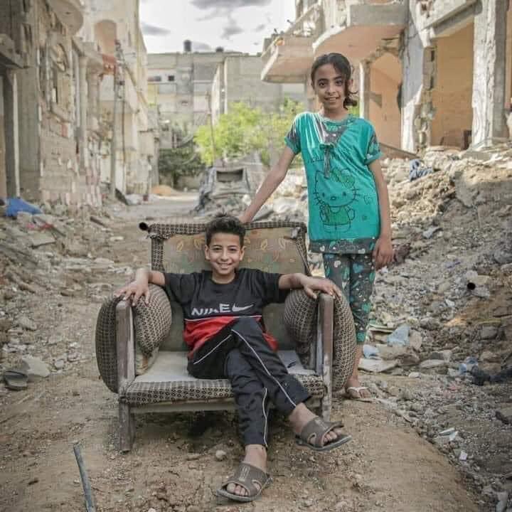 فلسطینی بہن بھائی کا اپنی تباہ شدہ گھر کے باہر ایک باوقار اور پر اعتماد انداز💕 یہ ظالموں کے لیئے ایک پیغام ہے💪 تم ہماری املاک، گھر، سکول اور ہسپتال تباہ کر سکتے ہے ہمارا خون بہا سکتے ہو لیکن ہمارے عزم اور جزبے کو کبھی شکست نہیں دے سکتے✌️ ان شاءاللہ☝️