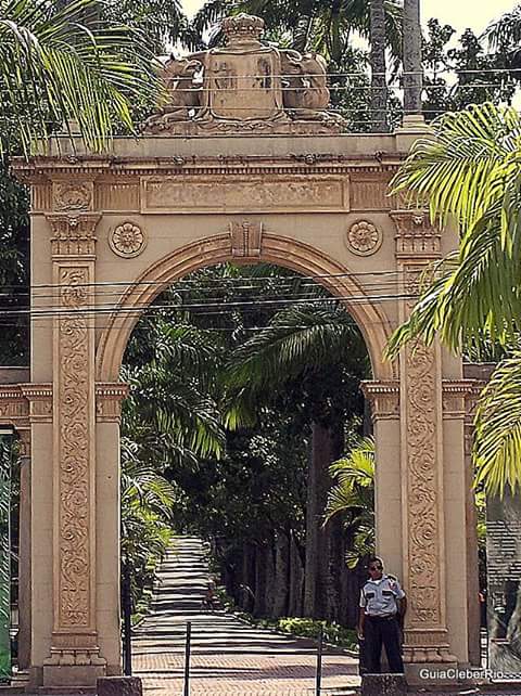 LibresCaminos's tweet image. O Portão Monumental no Bioparque, Rio de Janeiro, foi presente de casamento do Duque de Northumberland para o Imperador Pedro I e a Princesa Leopoldina da Áustria.

Apaixonados pela América do Sul!

#Turismo #RiodeJaneiro #Brasil #Historia #Bioparque #QuintaDaBoaVista #aventura
