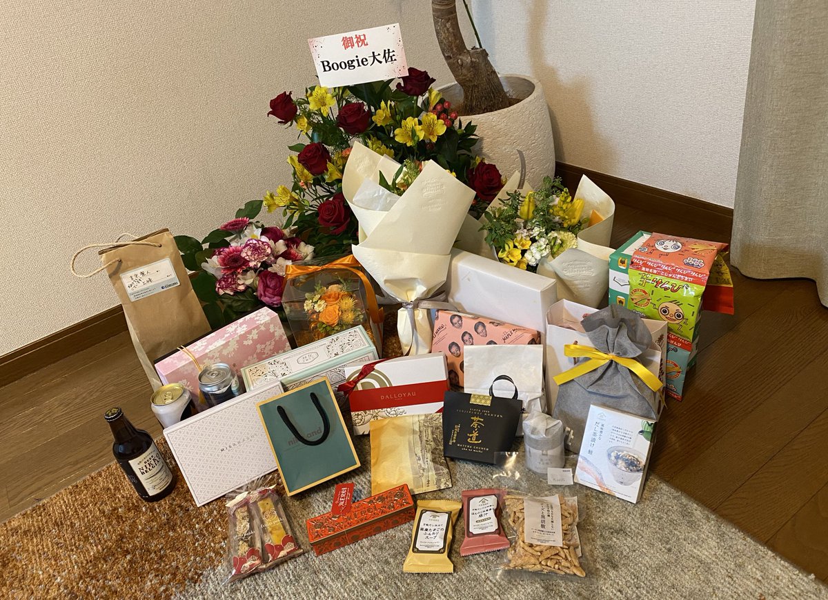 先日ですが、デビューリサイタル無事終演しました。
ご来場いただいた皆様、共演者のお二方本当にありがとうございました！

自作曲のGensenは多くの方にご好評いただき大変励みになりました。

沢山の差し入れありがとうございます！