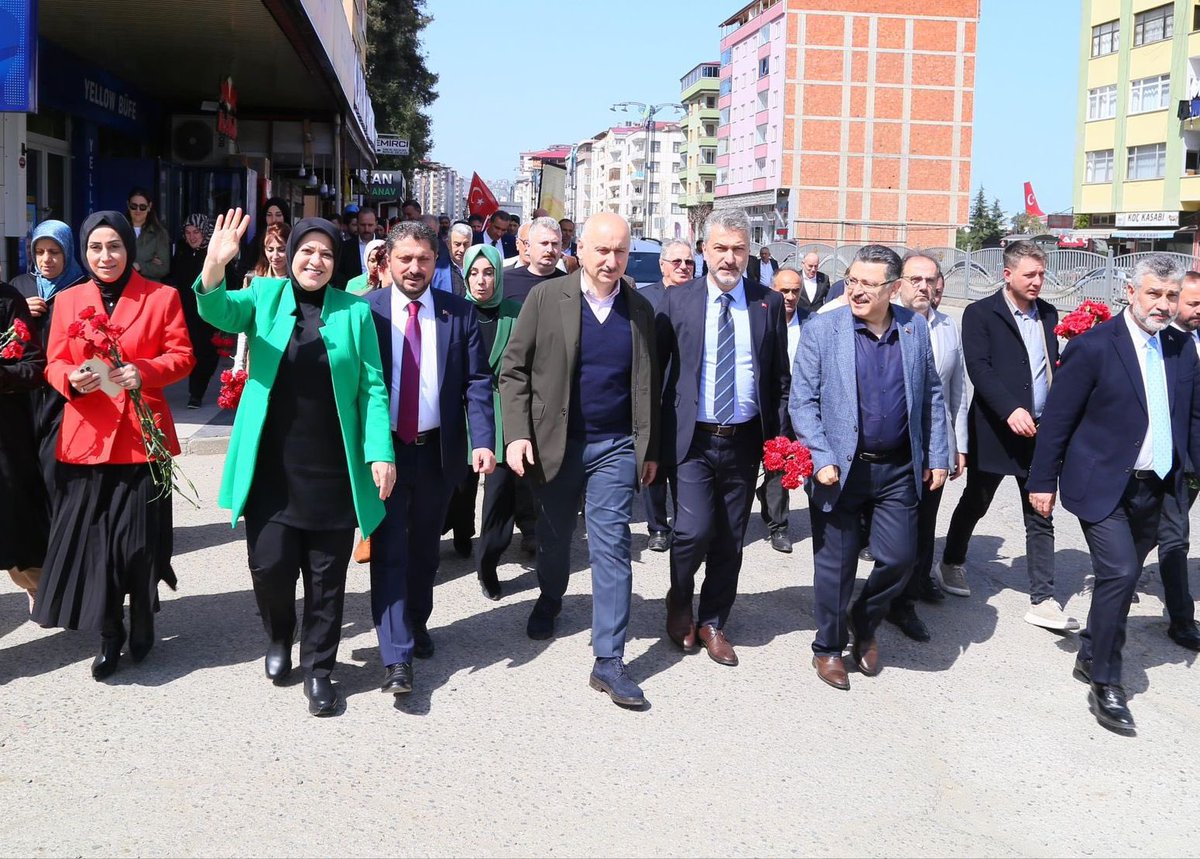 Güler yüzlü hizmet ilkemizden taviz vermeden şehirciliğin altın çağını birlikte yaşayacağız. @ahmetmgenc @akadirozdemir61 #BirlikteBaşaracağız 📍Yomra, Trabzon