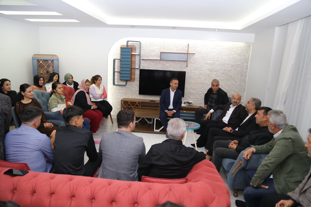 Haydaroğlu Mahallemiz Çiçek Sitesi sakinlerimizle buluştuğumuz ev toplantısında Yüreğir projelerimizi paylaştık. Destekleri adına çok teşekkür ederim.