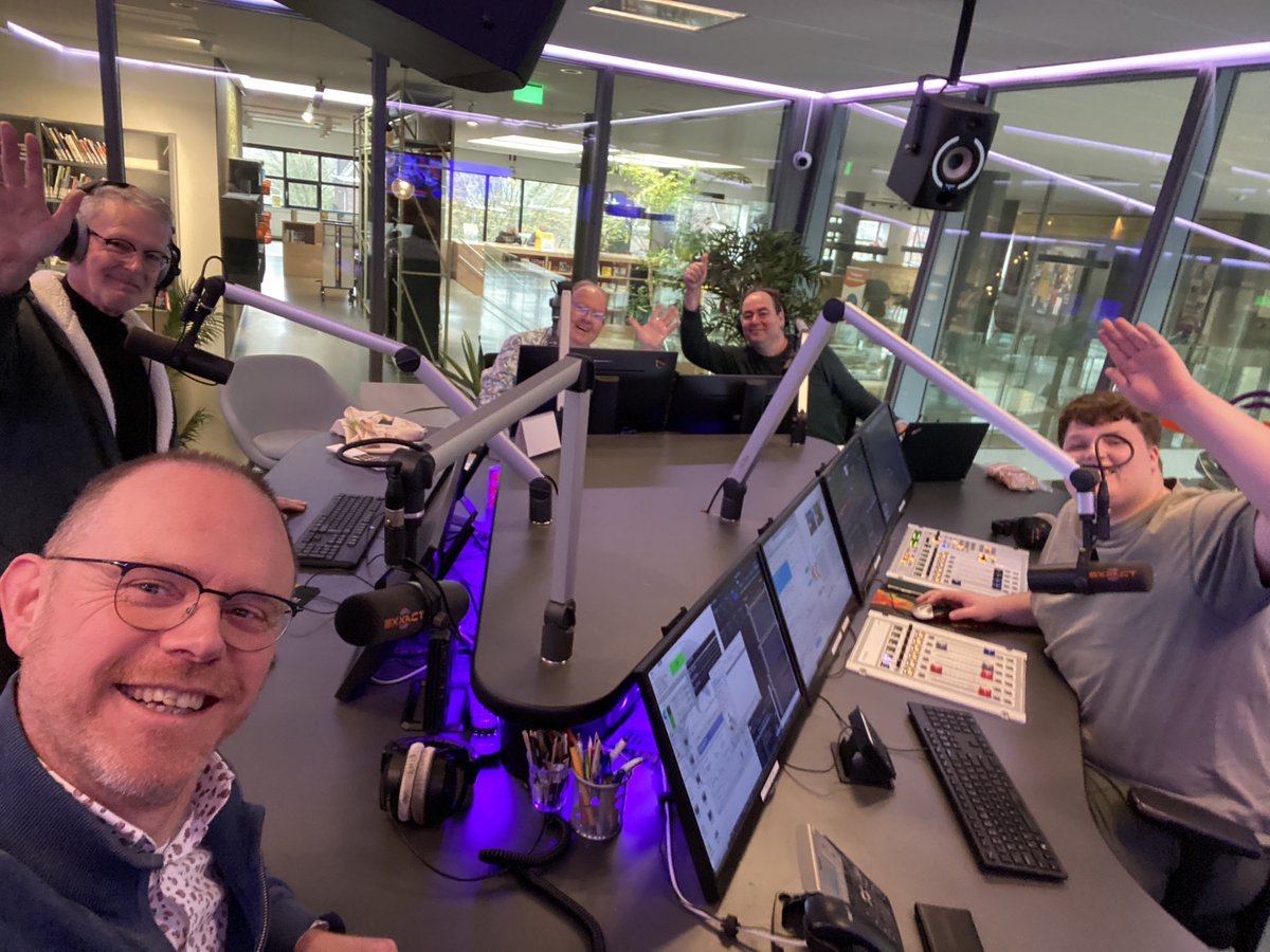 SebastiaanvMill's tweet photo. Luister tot 14 uur mee @zaterdagmidlive met Ruud de Boer @JournalistRuud en Dick Roelse via jouw lokale omroep in #Rijnmond #ZuidHolland @StichtingNLPO kijk op https://t.co/hCN4VnMuC4 https://t.co/VEjkXJKUG2
