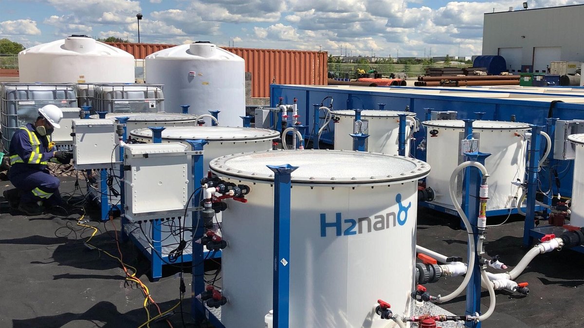 Founded by @WaterlooENG alum Zac Young, H2nanO, went from lab-based research to full-scale commercialization to address the pressing need for new, sustainable water treatment solutions. Learn more: bit.ly/3HPvAfc #GRADImpact
