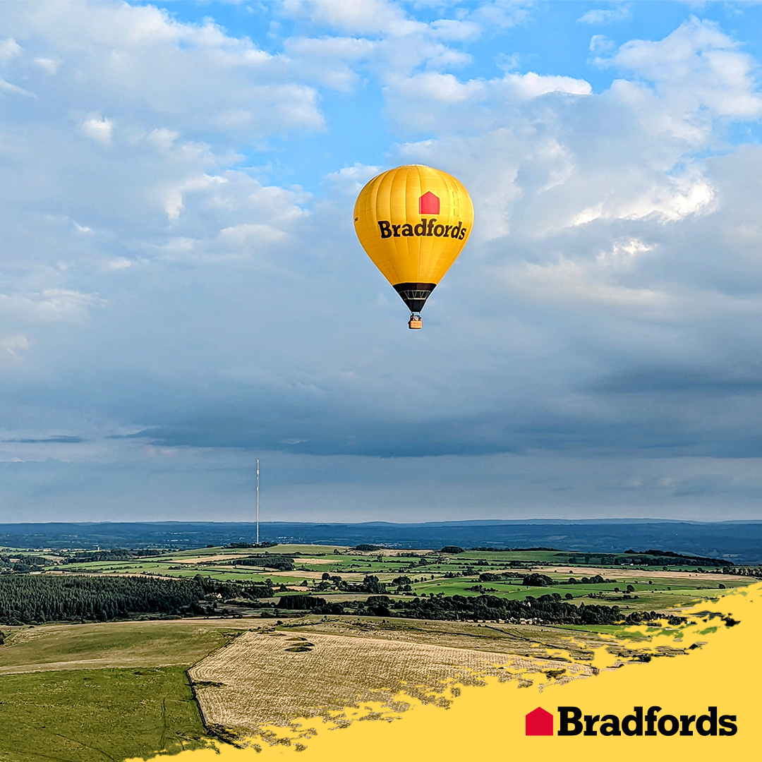 We're soaring to new heights this bank holiday weekend! Have you seen our balloon take to the sky recently? 🎈 #BradfordsBuildingSupplies #BradfordsBalloon #HotAirBalloon #BankHoliday