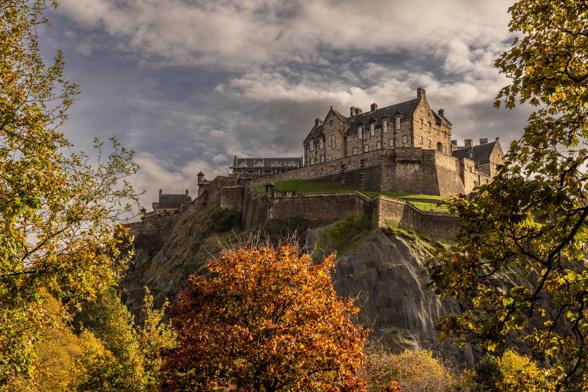 Huge congratulations to @Chris_Hoskins for winning the @ScotNaturePhoto Urban Greenspace category with this amazing shot of the castle in Autumn! 📸🍂 Thanks Chris for sharing this great image with us - we're so pleased that you chose us as the focus of your photo.