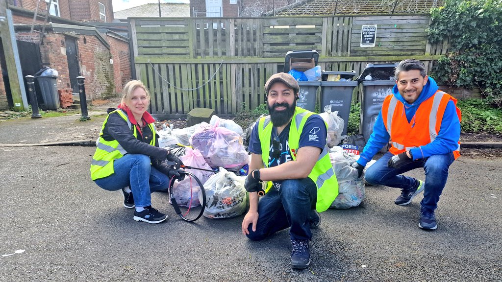 Joined 'Keep Lev Tidy' at Levenshulme Station Carpark bright and early for the @KeepBritainTidy Great British Spring Clean! Engaged with local staff, traders, and residents, discussing long-term waste solutions. Together, let's keep our community clean! #gbsc #KeepBritainTidy