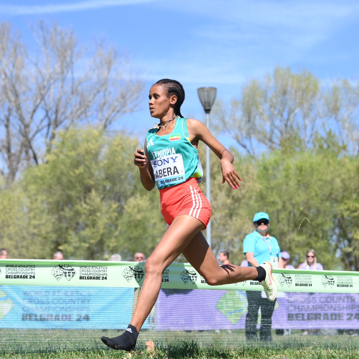 No spike, no problem 😳

🇪🇹's Birri Abera brings home the silver in the Mixed Relay after losing her shoe during the exchange 🥹

#WorldCrossCountry