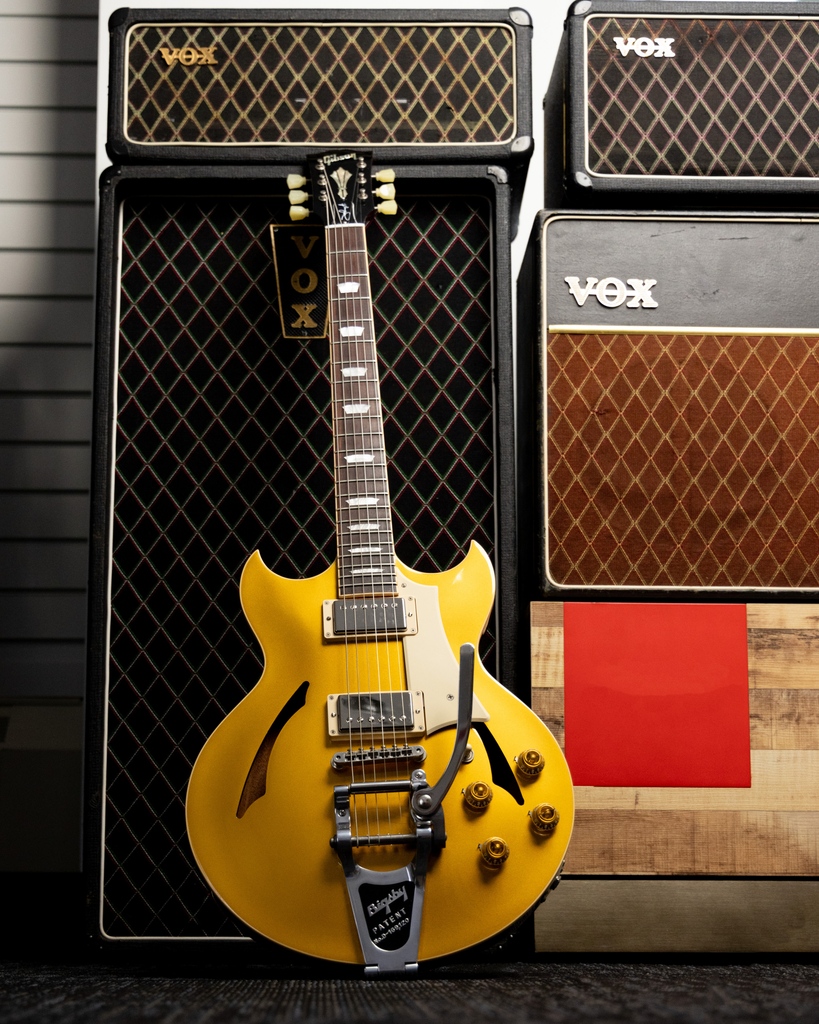 themusiczoo's tweet photo. Raise the bar with this 𝐆𝐢𝐛𝐬𝐨𝐧 𝐂𝐮𝐬𝐭𝐨𝐦 𝐉𝐨𝐡𝐧𝐧𝐲 𝐀. 𝐒𝐭𝐚𝐧𝐝𝐚𝐫𝐝 𝐁𝐢𝐠𝐬𝐛𝐲 model that just made it's appearance in our Used/Vintage department!
Shop now: https://t.co/Dvi463s9IT
#gibsoncustomshop #gibsoncustom #johnnya https://t.co/4wYHFDsOUu