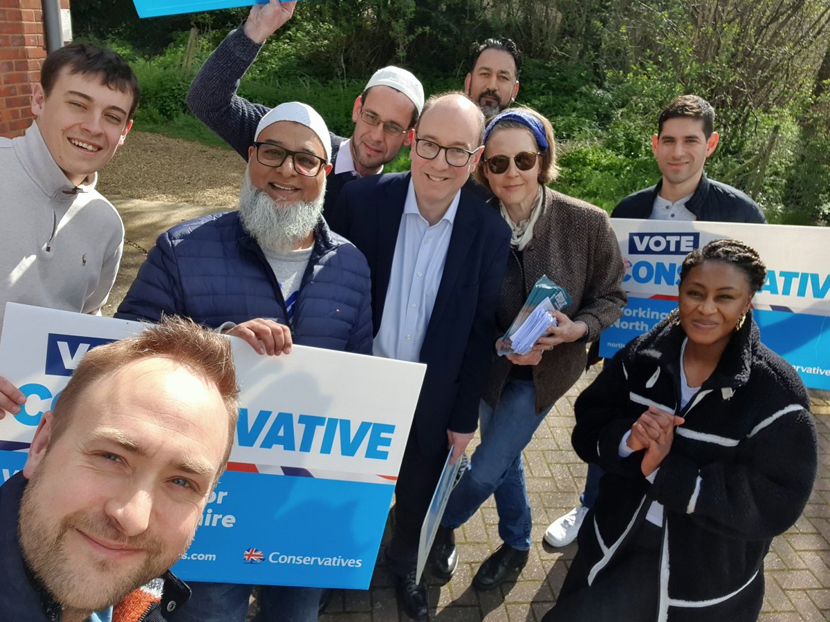 Sunny morning in #Bloxham with @NorthOxonCons. It was cold when I took the dog out this morning - now, it's wonderfully warm! #ToryCanvass