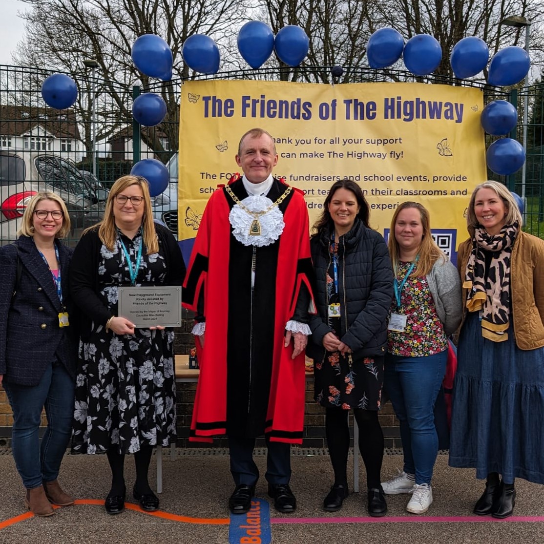 The Highway Primary School in #Chelsfield opened their new playground this week, which the Mayor had the pleasure of opening. The creation of the playground was due to huge fundraising efforts by Friends of The Highway, parents & local residents. #ProudOfBromley