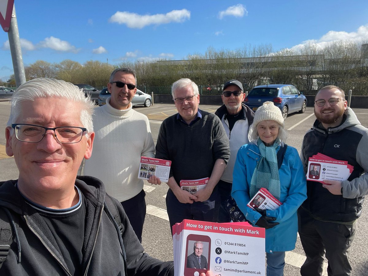 Great to be out in Saltney on the #LabourDoorstep with team @MarkTamiMP this morning. We need a General Election now! 🏴󠁧󠁢󠁷󠁬󠁳󠁿🌹