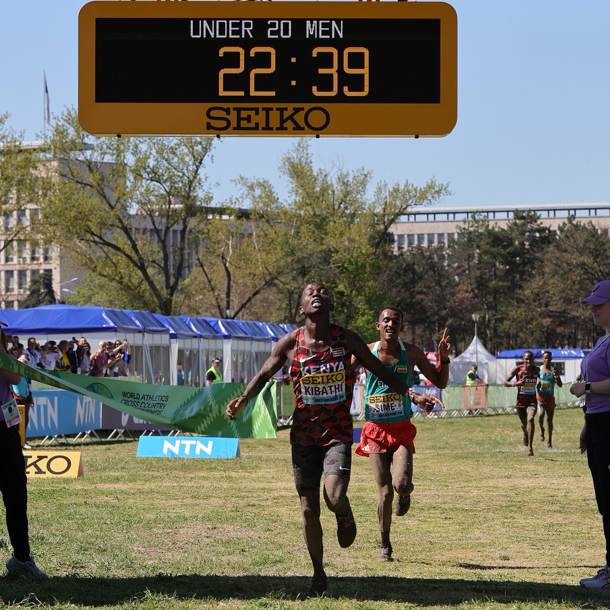 What a finish 🤯

🇰🇪's Samuel Kibathi sprints to men's U20 glory after a scintillating final lap in Belgrade 👏

#WorldCrossCountry