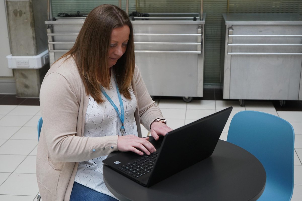 It’s Progression Month at College and we’re celebrating Business Admin apprentice Paula Dudley. Paula passed her English Functional Skills to progress onto the apprenticeship with @manorceacademy, where she’d been working as a Midday Supervisor. More ⬇️ ow.ly/jORX50R5hMJ