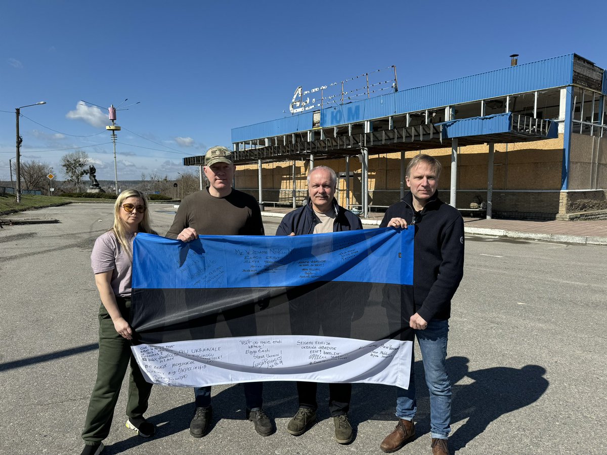 The members of the Foreign Affairs Committee of the Estonian 🇪🇪 Parliament spent 3️⃣ days together with volunteers in the frontline area of Ukraine to get to know the situation and to encourage the defenders of the free world with the knowledge that they are not alone. 🇪🇪🇺🇦