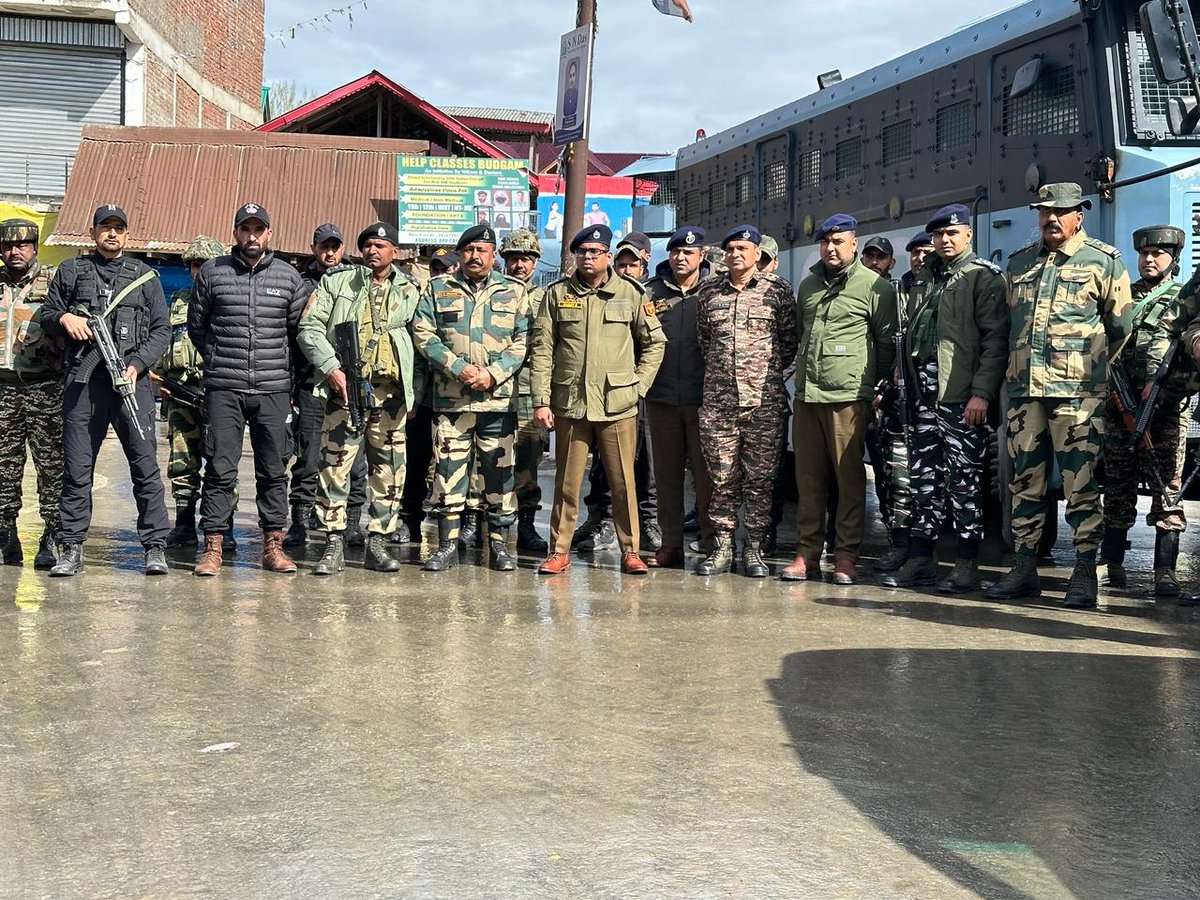 *Budgam Police conducts Flag March in connection with the ensuing Parliamentary Elections* @JmuKmrPolice @KashmirPolice @DIGCKRSGR