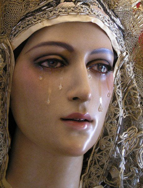 Dulce María, Madre del verbo Divino, te acompañamos en este dolor, en este momento de silencio...

🙏 Oración a la Madre Dolorosa.

Oh, Virgen Santísima y afligida, Madre de dolores, Reina de los Mártires, que estuviste bajo la cruz, presenciando la agonía de tu Hijo moribundo,