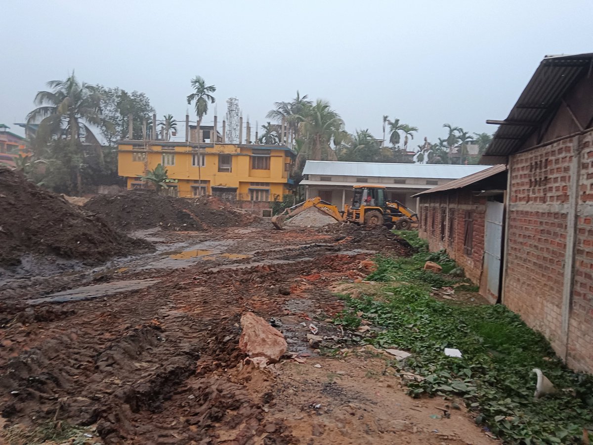 vivektsk's tweet photo. @GMDAGuwahati @CPCB_OFFICIAL @guwahatiplus @CMOfficeAssam 
This is not a dumpyard but the premises of a Govt school in Vip road Guwahati,tepuram teron school where Gmda trucks are dumping waste right in the middle of residential area. Is it legal?? https://t.co/9XveE2vT9p