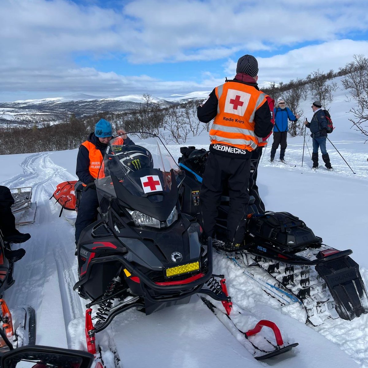 Røde Kors' @Hjelpekorps har har vært ute på mange oppdrag i påska, men langt færre skader seg på påskefjellet enn vanlig. Så langt denne påska har Røde Kors bistått ved 237 skader rundt omkring i landet. Det er over 40 prosent færre enn gjennomsnittet. rodekors.no/om/presse/pres…