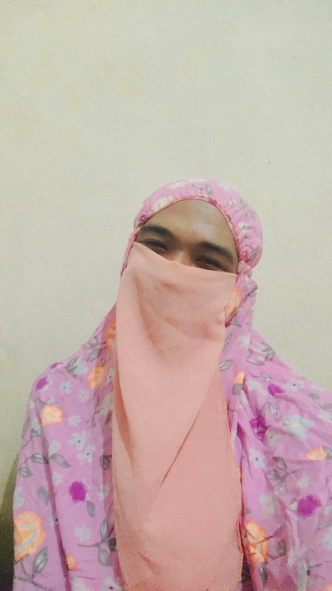 Yoursissy20's tweet photo. mau tarawih pake mukena tapi takut 😔

#crossdresser #crossdresserIndo https://t.co/Gh3iG8lw18