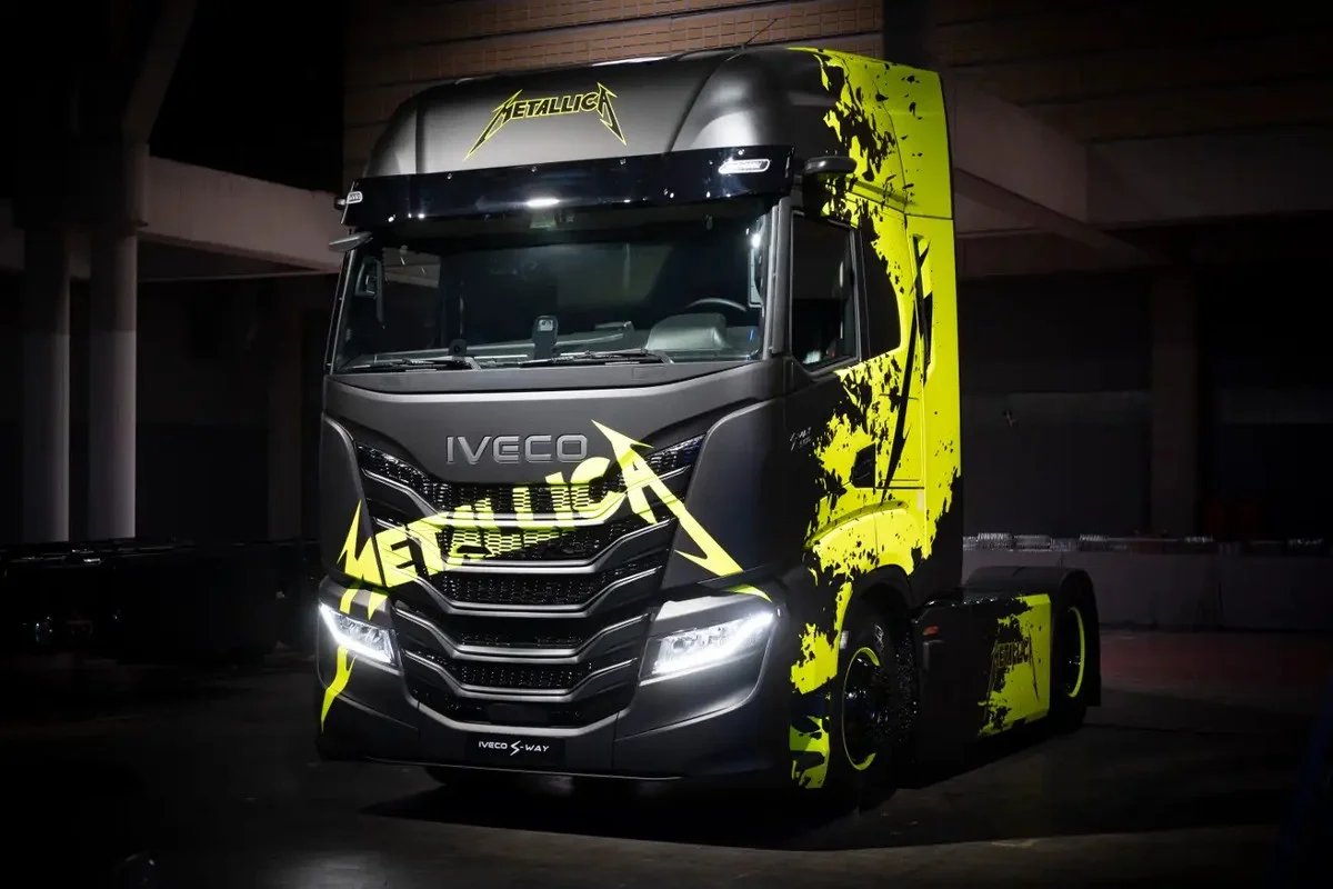 Die Heavy-Metal-Band #Metallica setzt im Rahmen ihrer „M72 World Tour“ auch auf Elektro-Trucks. #Iveco stellt für die Metallica-Shows in Europa von Mai bis Juli 2024 Schwerlast-Lkw bereit – und auch die Crew reist elektrisch von Konzert zu Konzert. ow.ly/egup50R5iIq #eLkw