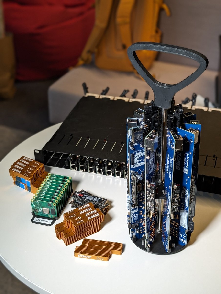 Merocle's tweet image. Compute Blade v1
And the BladeRunner 19&quot; enclosure

This round thing is just a carryall for 10 blades 😁

#raspberrypi #computeblade