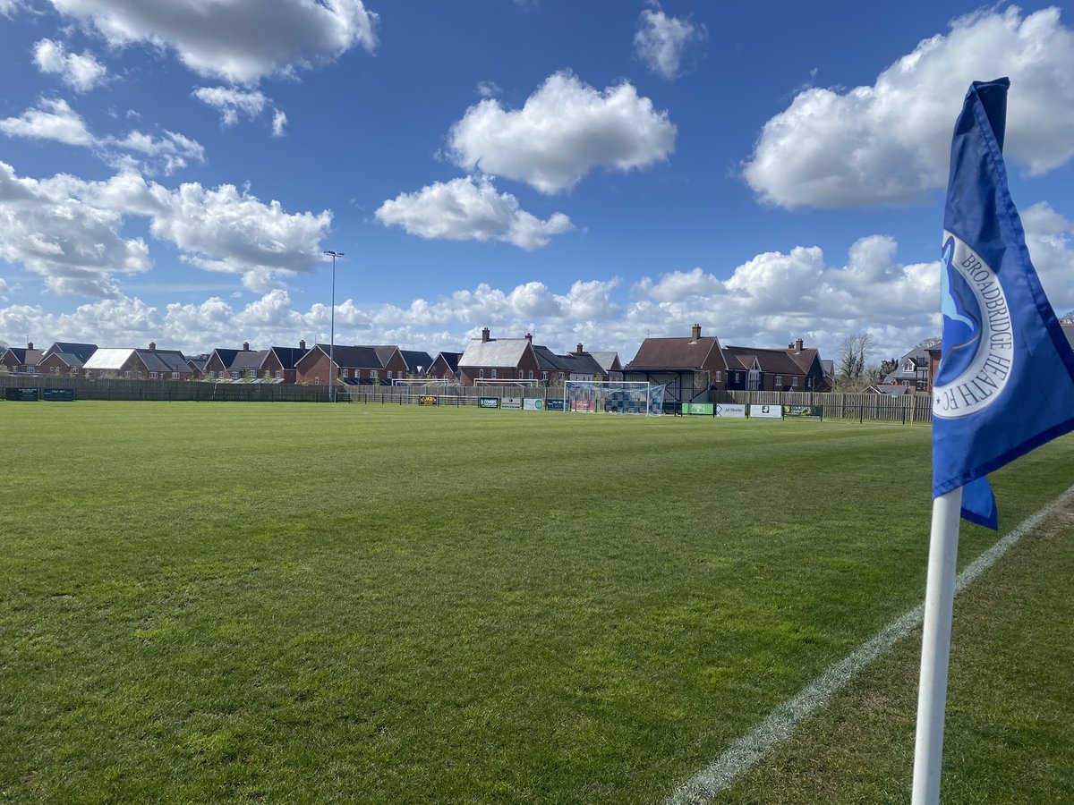 CrayValleyPM's tweet photo. Good afternoon from a sunny Bodymould Mattresses Stadium where #TheMiller prepare to face @thebearsbbhfc
Team news from the changing room will follow shorty!
#COYM https://t.co/dB7qscIGwS