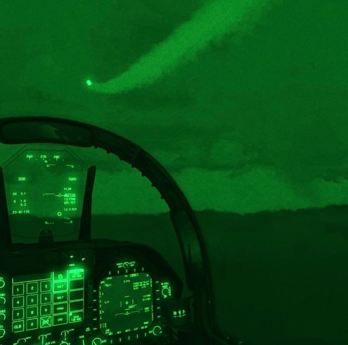 fuerzaereaFAE's tweet photo. Continúa la #santasemana y #anoche las #alas #operativas de #caza #volaron la #segunda #etapa realizando #tiro #naval en la #D122 al #sur de #rota
En todo momento les acompaño una #noche #fria , #tormenta ,mucha #lluvia y sobre todo… muchísimo #viento !! https://t.co/4G0xlV4mAr