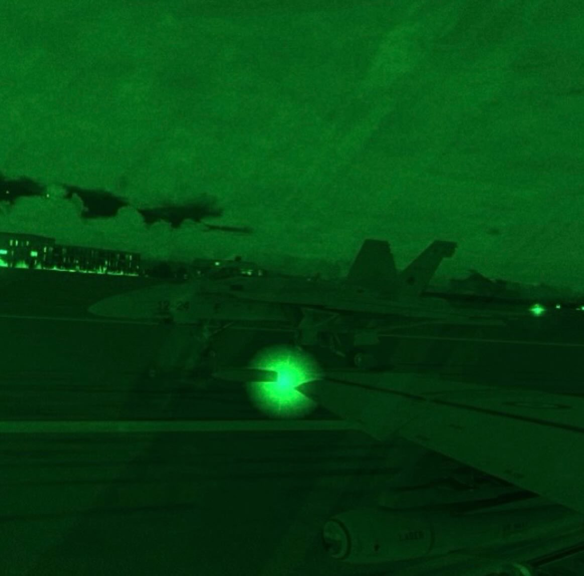 fuerzaereaFAE's tweet photo. Continúa la #santasemana y #anoche las #alas #operativas de #caza #volaron la #segunda #etapa realizando #tiro #naval en la #D122 al #sur de #rota
En todo momento les acompaño una #noche #fria , #tormenta ,mucha #lluvia y sobre todo… muchísimo #viento !! https://t.co/4G0xlV4mAr