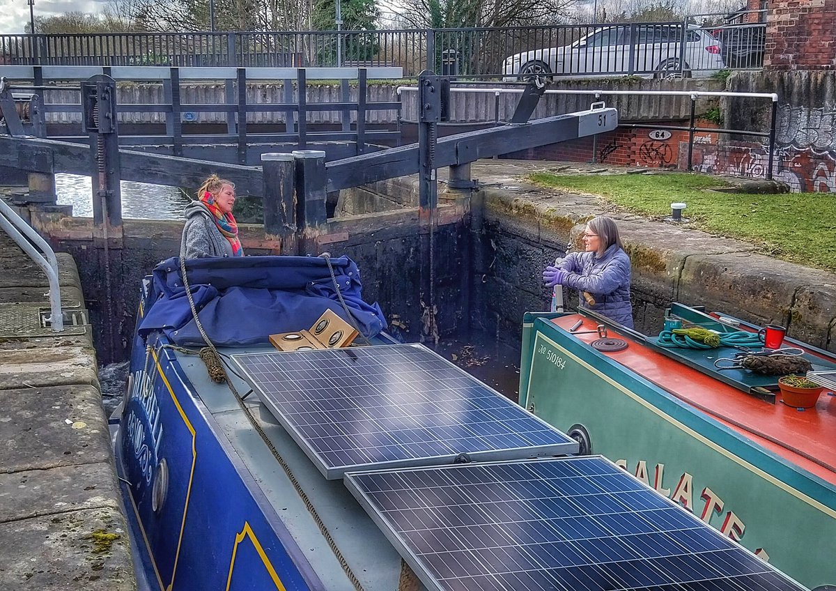 Some top notch chin-waggery going on as we go through Lock 51 on the Rochdale...