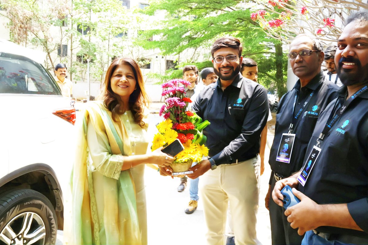 Keynote on #AI with incredible minds at #JNTU Hyderabad for @SwechaFSMI! As the famed AI pioneer Oren Etzioni said, AI is a tool. The choice about how it gets deployed is ours. AI is advancing rapidly, serving as both a facilitator of progress & a tool for criminals. Yet, with…