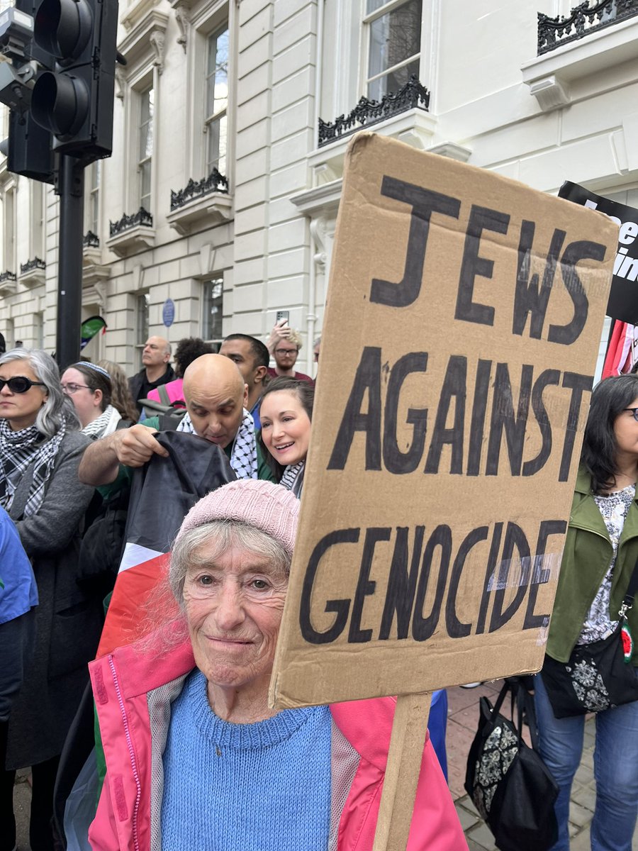 « Jews Against Genocide » at the national march for Palestine #JewishBloc