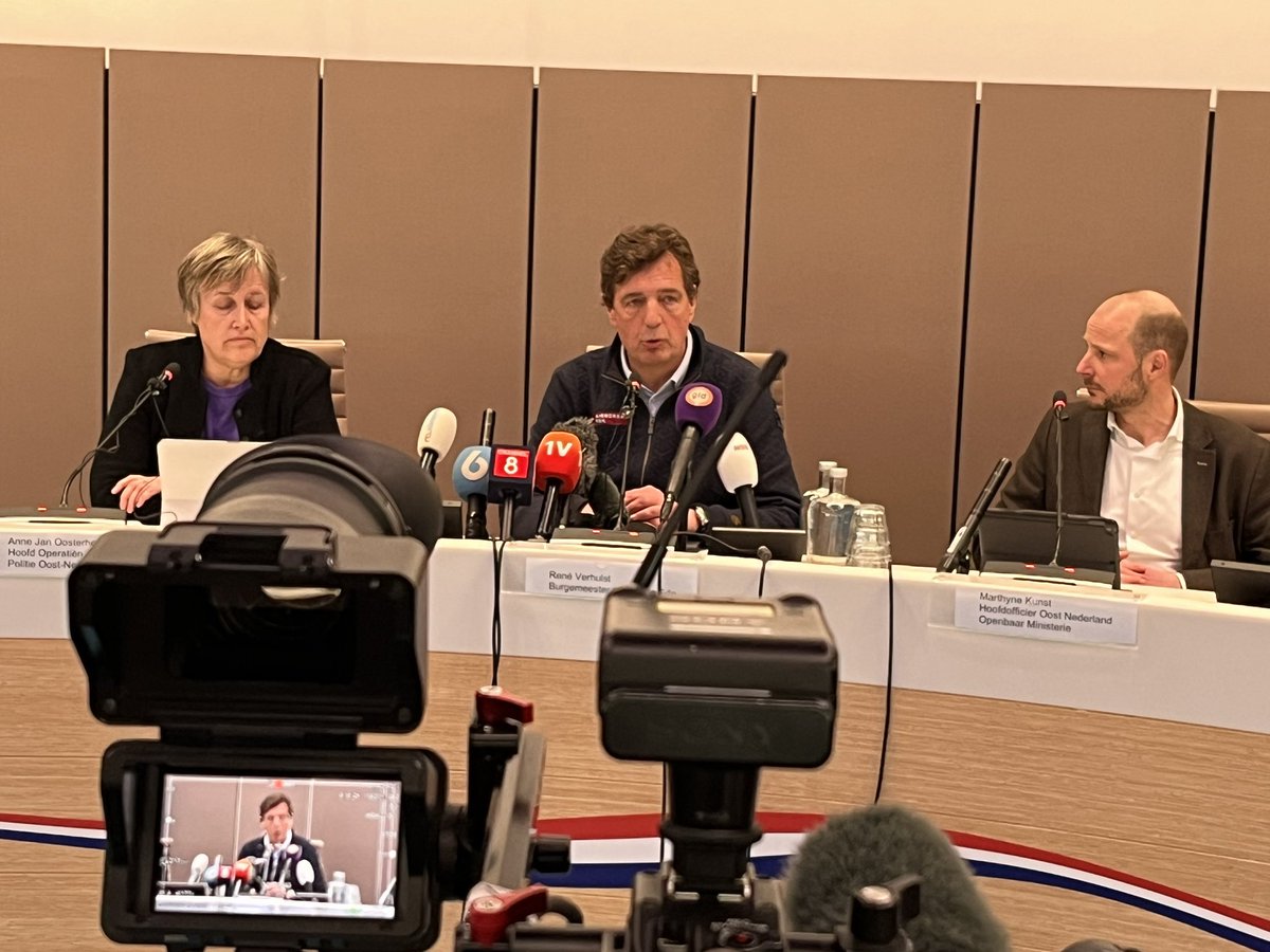 SilviaBrens's tweet photo. De burgemeester van #Ede spreekt over de gijzeling. Het was een hele emotionele ochtend zegt hij. https://t.co/WXZpooReJf