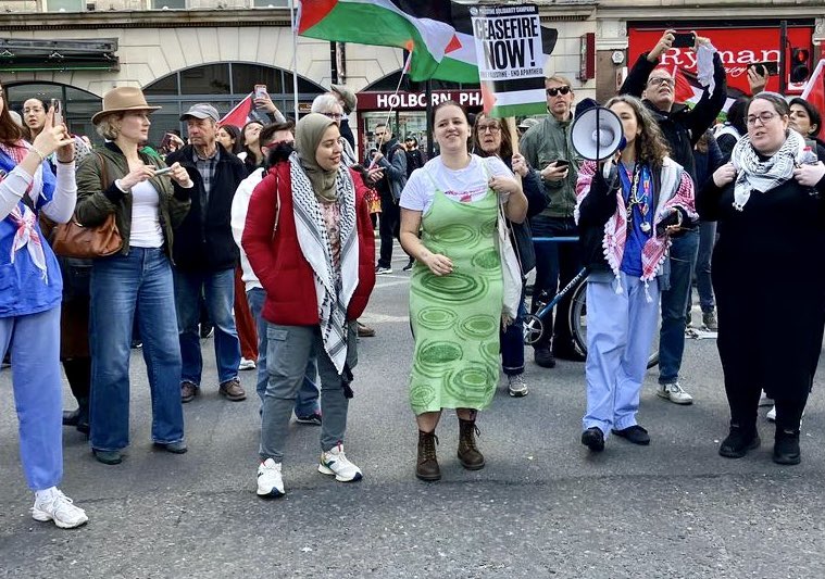 Teach-in of a South African song before we joined the main march today Strong clear voices from Jewish Bloc & our sisters in @healthworkers4palestine who marched alongside us @NaamodUK @BlackJewishA 
@JVoiceLabour #gaza #palestine #jewsagainstapartheid #stopthegenocide