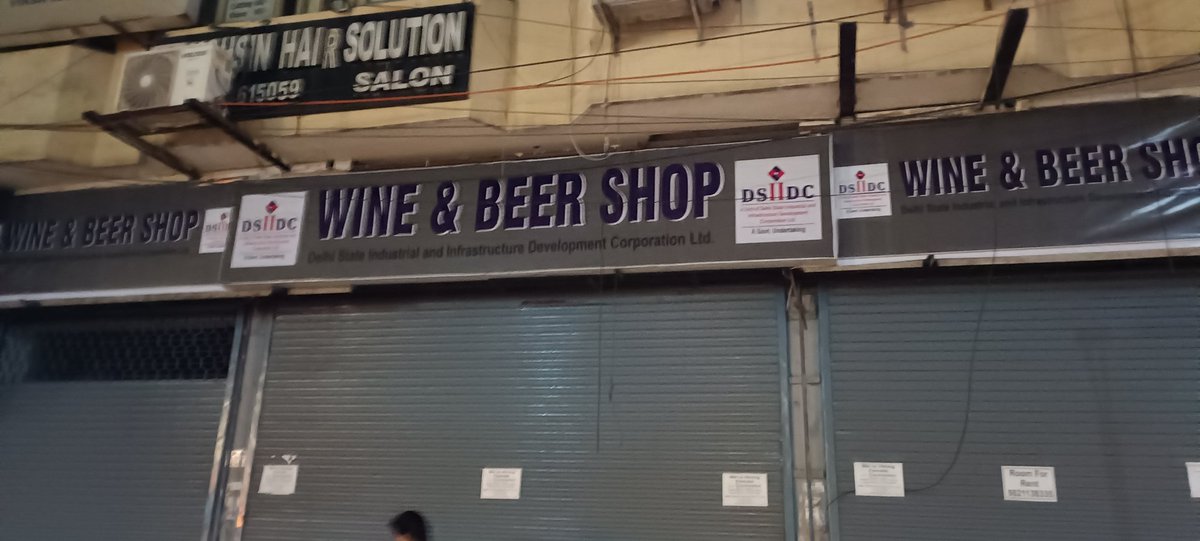 lawyer_Manish_G's tweet image. How can 2 liquor shops be opened within the distance of 50 meters on main vikas marg #shakarpur #Delhi 

@LtGovDelhi @cbic_india